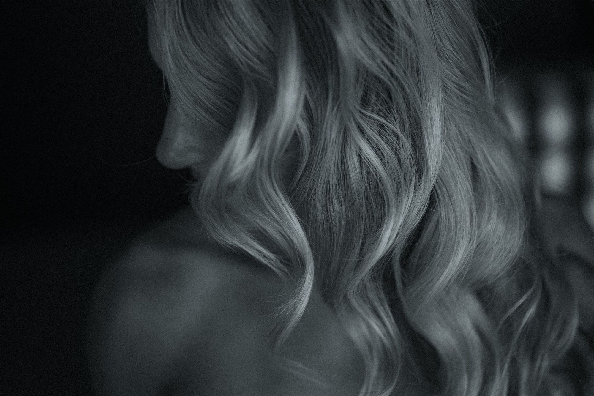 A woman hairstyle in black and white